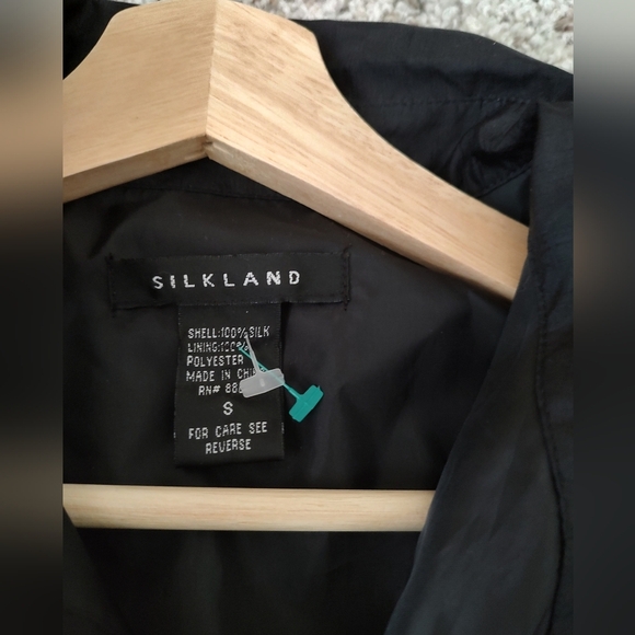 Silkland Black Button-Up Cardigan with Embroidered Details - Picture 4 of 6